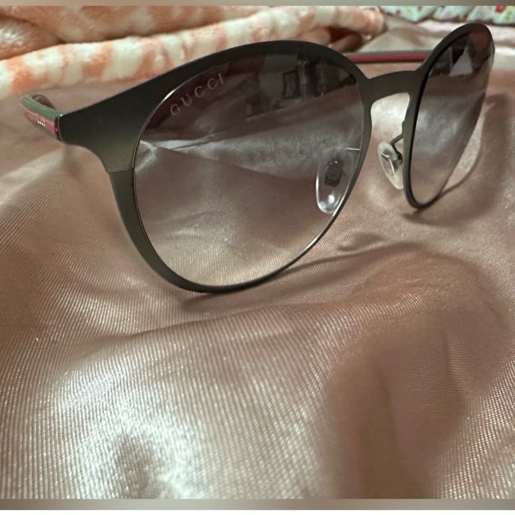 Gucci Black Aviator Sunglasses Sleek Design